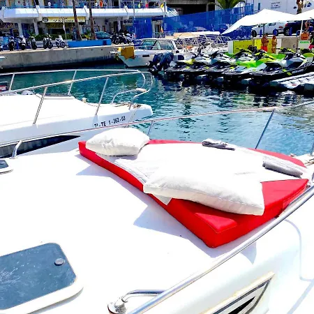 Barco Pita - Amarilla Marina Botel